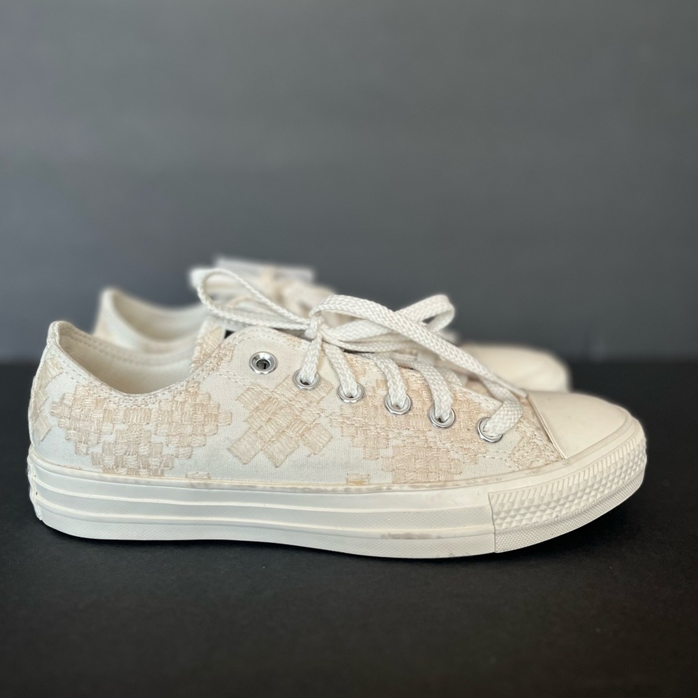 NWT Converse Women’s Sneakers Size 7 Low Top Lace Cream W/ Embroidered Design